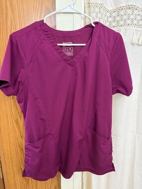 WonderWink Women's V-Neck Scrub Top in Magenta